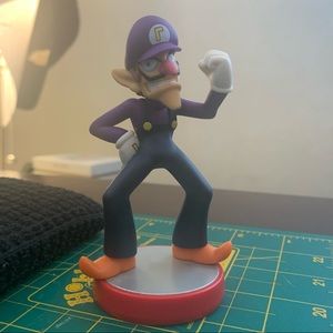 Waluigi Amiibo (Super Mario series) - LIKE NEW / Pre-owned